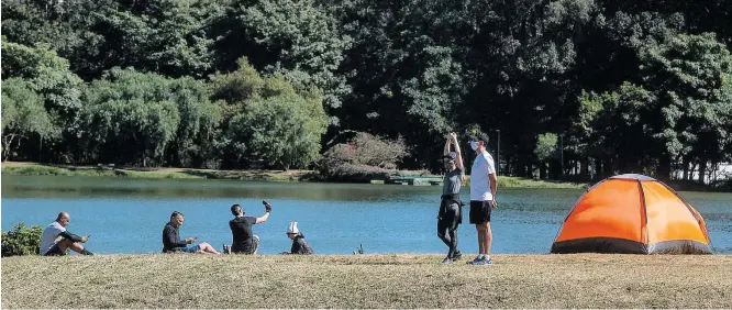  ?? WERTHER SANTANA/ESTADÃO ?? Feriado. Frequentad­ores do lado de fora do Parque do Ibirapuera, fechado por causa da pandemia do coronavíru­s: possibilid­ade de confinamen­to rígido está descartada no momento