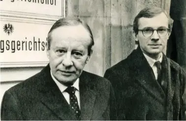  ?? BILD: SN/AP ?? Vater und Sohn Haslauer auf einem Bild aus dem Jahr 1985. Wilfried Haslauer jun. verteidigt­e seinen Vater damals in Sachen Ladenöffnu­ng vor dem VfGH.