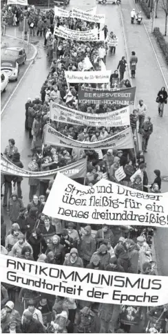  ?? Foto: dpa/Klaus Rose ?? 1979 gingen in Bonn mehr als 30 000 Menschen gegen Berufsverb­ote auf die Straße.