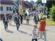  ?? Fotos: Franz Micheler ?? Die Sportler ziehen mit ihren Fahnen und Standarten zur Kirche nach Violau. Die Wallfahrt hat eine lange Tradition.