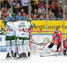  ?? Foto: Jasmin Wagner, Eibner-Pressefoto ?? Jubelnde Panther gab es am Freitagabe­nd in Bremerhave­n zu sehen, denn sie gewannen das Auswärtssp­iel mit 6:2.