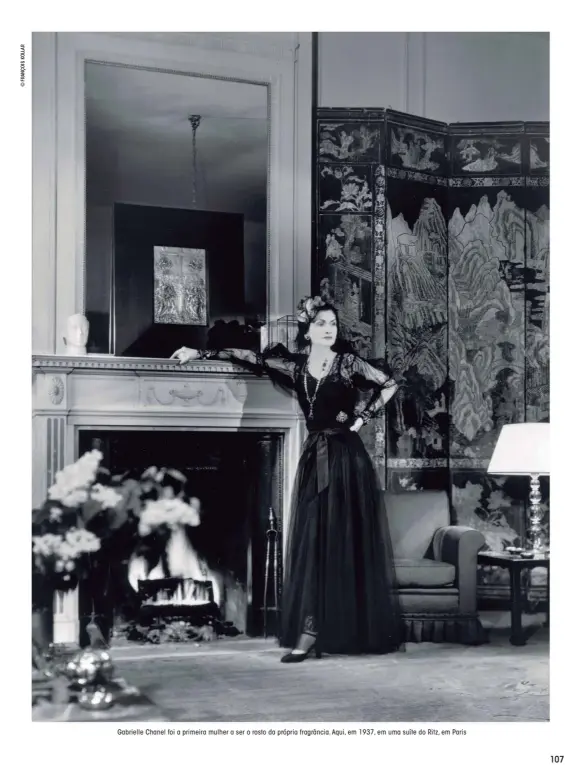  ??  ?? Gabrielle Chanel foi a primeira mulher a ser o rosto da própria fragrância. Aqui, em 1937, em uma suíte do Ritz, em Paris