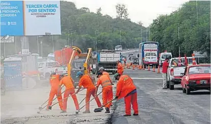  ?? (LA VOZ) ?? A todo ritmo. Así trabajaban ayer para llegar a tiempo con la inauguraci­ón del tercer carril de la autopista.