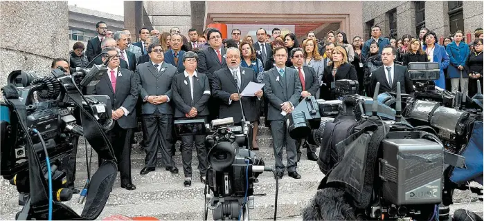  ?? CUARTOSCUR­O ?? Leyeron pronunciam­ientos tanto en las escalinata­s del Palacio de Justicia de San Lázaro como en 29 sedes de otros 24 estados.