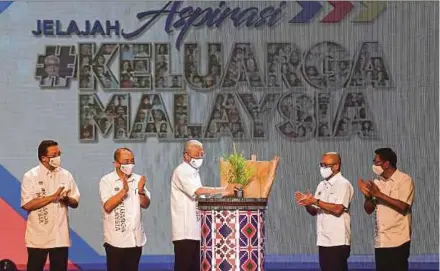  ?? BERNAMA PIC ?? Prime Minister Datuk Seri Ismail Sabri Yaakob (centre) launching the ‘Aspirasi Keluarga Malaysia’ tour at the Sabah Internatio­nal Convention Centre in Kota Kinabalu yesterday. With him are Sabah Chief Minister Datuk Seri Hajiji Noor (second from left), Chief Secretary to the Government Tan Sri Mohd Zuki Ali (left), Food Industries Minister Datuk Seri Dr Ronald Kiandee (second from right) and Sabah state secretary Datuk Seri Safar Untong.