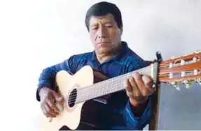  ??  ?? RESCATE. Juan Carlos Muzo, de 60 años, es un músico aficionado que aún canta el ‘mashalla’. (Foto: Juan Carlos Franco-IMP)