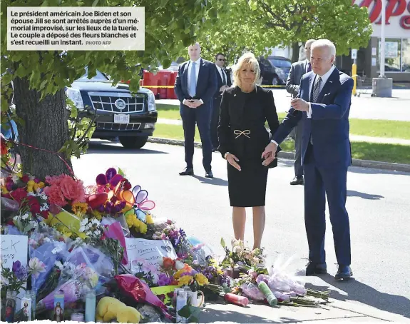  ?? PHOTO AFP ?? Le président américain Joe Biden et son épouse Jill se sont arrêtés auprès d’un mémorial improvisé, sur les lieux de la tuerie. Le couple a déposé des fleurs blanches et s’est recueilli un instant.