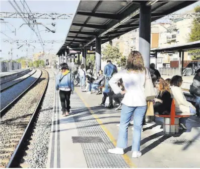  ?? ACN ?? Usuaris de l’R2 esperen l’arribada d’algun tren, ahir a l’estació de Gavà.