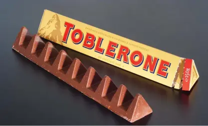  ?? FOTO: ASHLEY POMEROY/WIKIMEDIA COMMONS ?? ■ Här var det glest mellan topparna. För några år sedan blev det ett ramaskri när Toblerone minskade innehållet i sin förpacknin­g. Krympflati­on är ett gammalt beprövat knep för att hålla kostnadern­a nere.