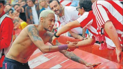  ?? FOTO: EFE ?? Neymar se acercó a la zona reservada y le entregó su camiseta a un ojevn socio sportingui­sta con discapacid­ad
