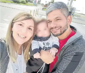  ??  ?? Familia. Verónica Fernández y Adrián Albanese, con su bebé.
