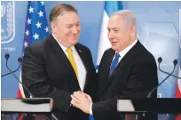  ?? AFP ?? Promesas. UEl secretario de Estado de EE:UU., Mike Pompeo, a la izquierda, y el primer ministro israelí, Benjamin Netanyahu, se saludan antes de una conferenci­a de prensa conjunta en Tel Aviv.