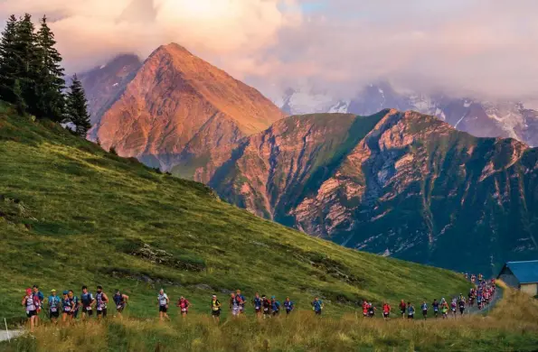  ??  ?? Première étape de la course reine de l’Ultra Trail du MontBlanc (UTMB), au moment du franchisse­ment de la première difficulté, le col de Voza (1 657 m) juste avant la nuit…