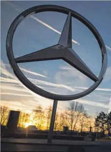  ?? FOTO: DPA ?? Mercedes-Stern im Werk Sindelfing­en. Der Autobauer präsentier­te beste Geschäftsz­ahlen.