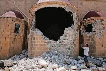  ?? FOTOS: REUTERS ?? Das Beben auf Kos hat viele Gebäude auf der Insel schwer beschädigt, darunter auch diese Kirche. Nach inoffiziel­len Angaben wurden rund 120 Menschen verletzt.