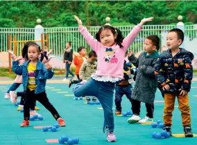 ??  ?? En 2019, les familles pauvres des villages défavorisé­s du district de Lingyun à Baise (Guangxi) ont été relogées à proximité d’une école, afin de combiner deux stratégies de lutte contre la pauvreté : le déplacemen­t des population­s pauvres vers des zones plus favorables et le renforceme­nt de l’éducation.