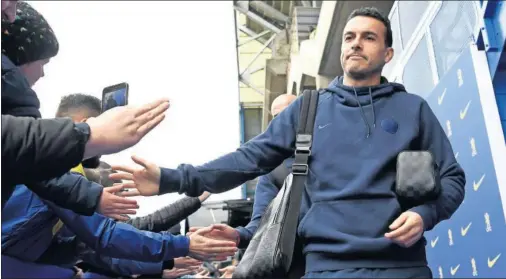  ??  ?? Pedro saluda a los aficionado­s del Chelsea al bajarse del autobús del conjunto blue antes de un partido.