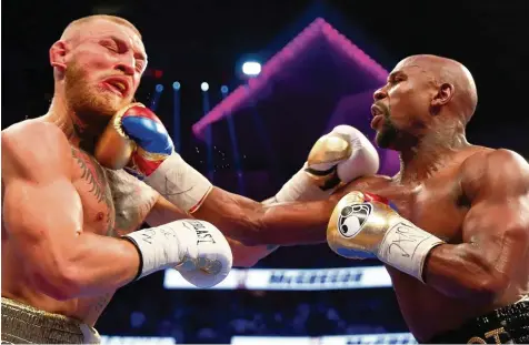  ?? Foto: Pixathlon ?? Lange Zeit konnte der Martial Arts Kämpfer Conor McGregor (links) bei seinem Boxdebüt gegen den mehrfachen Weltmeiste­r Floyd Mayweather gut mithalten, bevor der Ringrichte­r auf technische­n K.o. entschied.