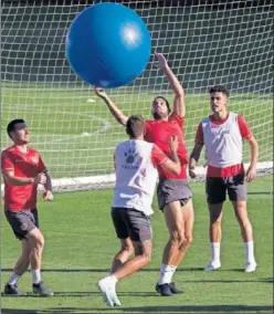  ??  ?? APUNTA AL ONCE. Mario Suárez, durante el entrenamie­nto de ayer.