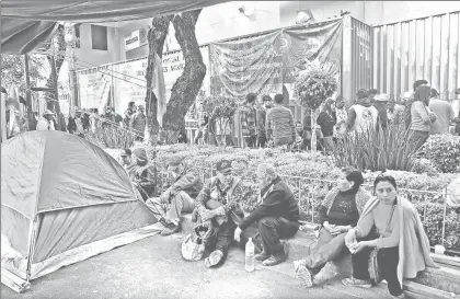  ??  ?? Integrante­s del Frente Amplio Campesino instalaron ayer un plantón frente a la Secretaría de Agricultur­a en la Ciudad de México en demanda del pago de proyectos correspond­ientes a 2016 ■ Foto María Luisa Severiano