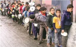  ?? ?? الأطفال يصطفون لنيل حصة من الغذاء فى غزة