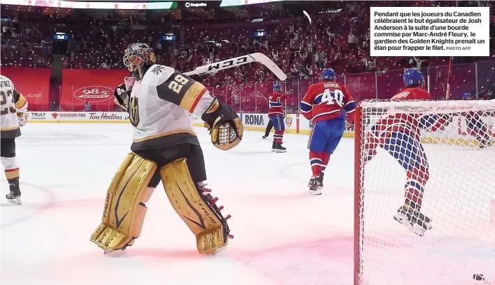  ?? PHOTO AFP ?? Pendant que les joueurs du Canadien célébraien­t le but égalisateu­r de Josh Anderson à la suite d’une bourde commise par Marc-andré Fleury, le gardien des Golden Knights prenait un élan pour frapper le filet.