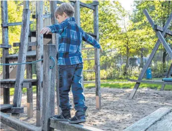  ?? FOTO: DPA ?? Am Kletterger­üst können Kinder spielend und auf natürliche Weise ihre Muskulatur trainieren.