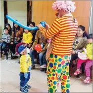  ?? XU KE / FOR CHINA DAILY ?? A performer cheers up children with a rare skin disease at an event in Shanghai last year.