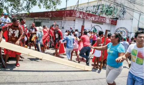  ??  ?? El tiroteo provocó zozobra entre los miles de asistentes al Viacrucis en la colonia Santa Cruz, en Acapulco, por lo que corrieron para ponerse a salvo.