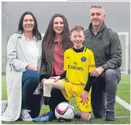  ??  ?? Harris with proud parents Lisa and John and sister Ailey