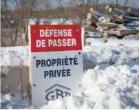  ?? PHOTOS MARIEFRANC­E COALLIER LE DEVOIR ?? En haut : Sylvie Clermont (à l’avant) et Guylaine Thibodeau, devant le boisé de SainteMart­he-sur-leLac au coeur du litige. Ci-dessus : La pancarte du promoteur immobilier GBD Constructi­on, près d’une partie des arbres coupés.