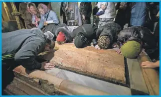  ??  ?? Devotos rezan en la iglesia del Santo Sepulcro en la ciudad de Jerusalén