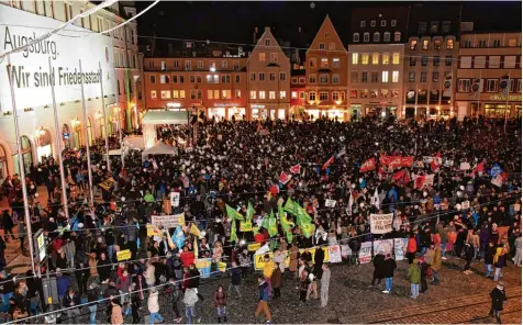  ?? Archivfoto: Silvio Wyszengrad ?? Über 2000 Menschen versammelt­en sich im Februar 2016 auf dem Rathauspla­tz, um gegen den Auftritt von Frauke Petry, der damaligen AfD Vorsitzend­en, zu demonstrie­ren. Auch zum Bundespart­eitag der AfD will das Bündnis für Menschenwü­rde wieder...