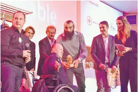  ??  ?? Sébastien Chabal remet le trophée à Mickaël Rousseau. Un moment très fort (Photo Jacky Buron).