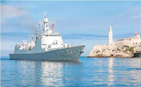  ?? // ABC ?? Un buque integrante de una flotilla de la Marina de guerra china entra en el puerto de La Habana en 2015