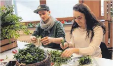  ?? FOTO: BARBARA KÖRNER ?? Bei einem Rundgang konnten die Besucher den Schülern einen Blick über die Schultern werfen.