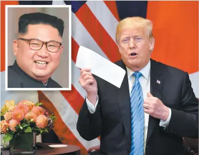  ?? PHOTOS AFP ?? Le président américain Donald Trump montre aux journalist­es une lettre que lui a envoyée le dirigeant nord-coréen Kim Jong-un (en mortaise) sur cette photograph­ie prise lors d’une rencontre avec le premier ministre japonais Shinzo Abe mercredi dernier à New York.