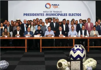  ?? ESPECIAL ?? El gobernador del estado, Antonio Gali Fayad, sostuvo un encuentro institucio­nal con los alcaldes electos de “Por Puebla al Frente” para avanzar en los temas de entrega-recepción y seguridad pública.