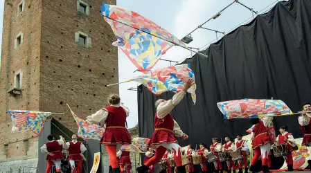  ??  ?? Colori «Montecchio medievale», una delle rievocazio­ni storiche più importanti