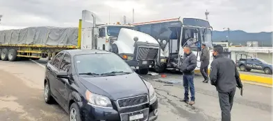  ?? CORTESÍA: SP ?? El autobús
perdió su puerta y parte del parabrisas