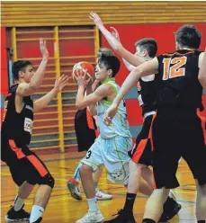  ?? FOTO: MAS ?? Die JBBL-Basketball­er aus Urspring (Yann-Eric Ahlgrim, am Ball) forderten den Ulmern einiges ab, verloren aber auch das zweite Spiel der Play-offAchtelf­inalserie und und schieden aus Wettbewerb um die deutsche Meistersch­aft aus.