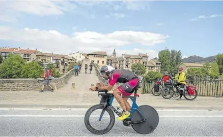  ?? ?? Un triatleta, a su paso por Puente la Reina, camino de Pamplona.