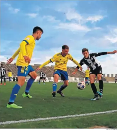  ?? ERASMO FENOY ?? Chapela (i) y Jordi Tur tratan de cerrar el paso al balono Víctor Mena.