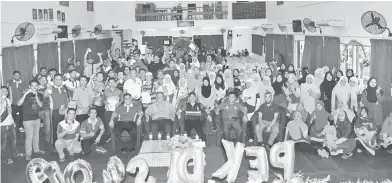  ??  ?? UNTUK ALBUM: Hossen (duduk, tengah) merakam kenangan bersama peserta KSGPI KPM-PEKDIS Peringkat Negeri Sarawak 2019, sementara Foji (duduk, empat kiri) melihat sama.