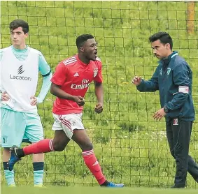  ??  ?? DECIDIDO. Filipe Cruz apontou o terceiro golo do Benfica, acabando com as dúvidas sobre o vencedor