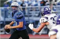  ?? Kin Man Hui / Staff photograph­er ?? La Vernia quarterbac­k Gage Lowry has thrown for 1,459 yards with 30 touchdowns and only four intercepti­ons in six games.
