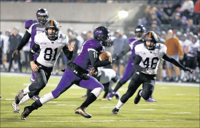  ?? SUZANNE TENNANT/POST-TRIBUNE PHOTOS ?? Merrillvil­le’s Peter Rodriguez sprints toward the end zone on a touchdown run against Warsaw during their Class 6A regional final Friday.