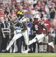  ?? REBECCA S. GRATZ/AP ?? MICHIGAN’S DAYLEN BALDWIN (85) carries the ball following a pass reception against Nebraska’s Deontai Williams (8) during the second half of a game Saturday in Lincoln, Neb.