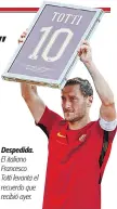  ??  ?? Despedida. El italiano Francesco Totti levanta el recuerdo que recibió ayer.