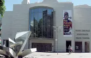  ??  ?? Iconico Il Teatro Comunale di Bolzano, progettato dall’architetto Marco Zanuso